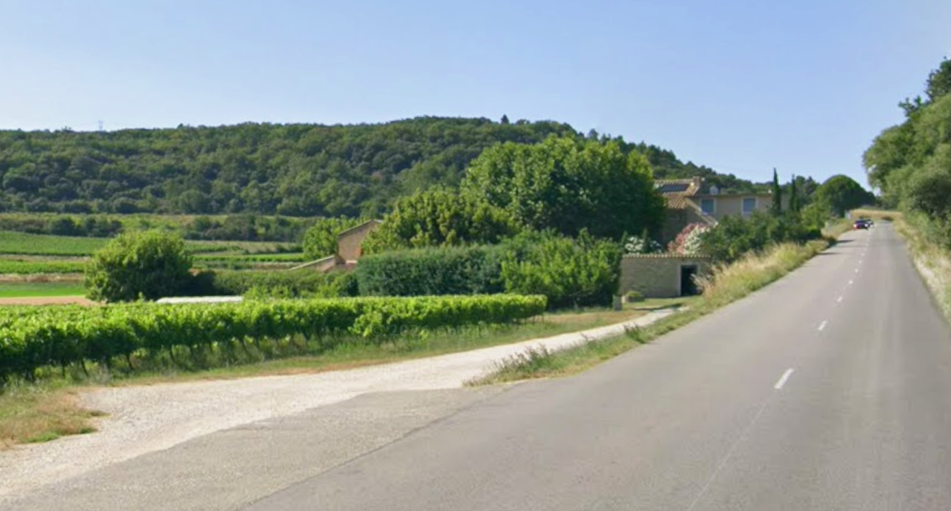 Entrée de la ferme vue de la route